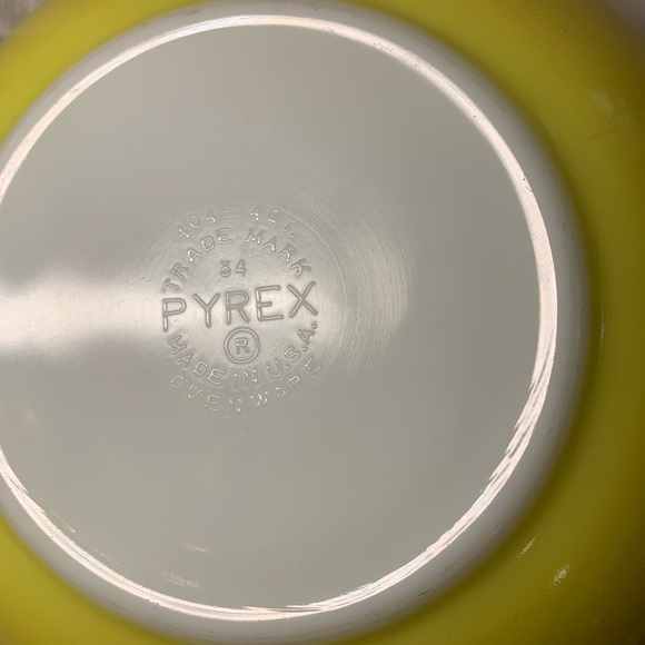 Vintage Large Primary Yellow Pyrex Mixing Bowl - Picture 3 of 3